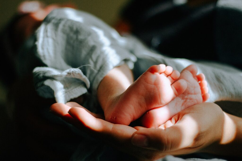 Person hält Babyfüße