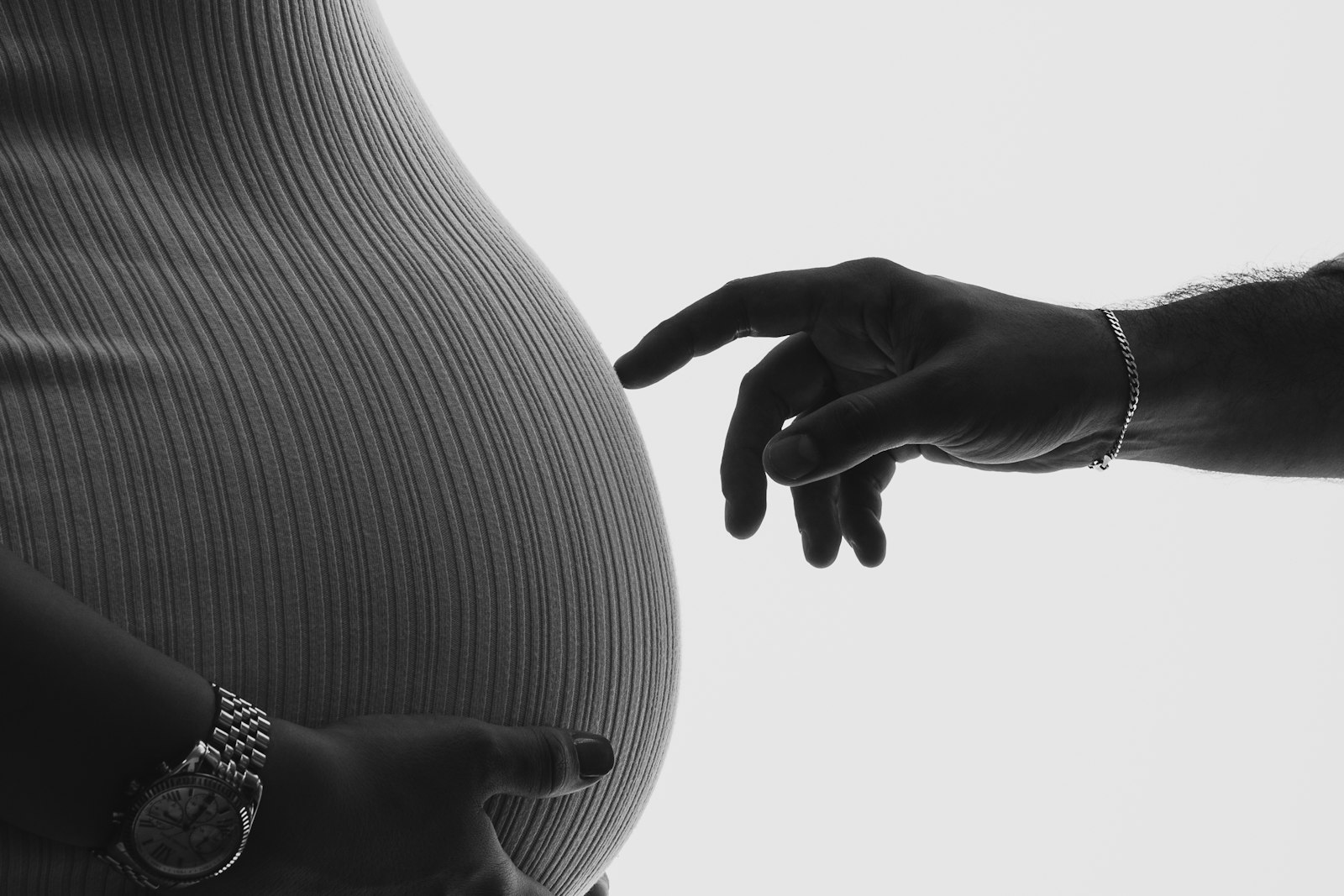 Hand auf dem Babybauch