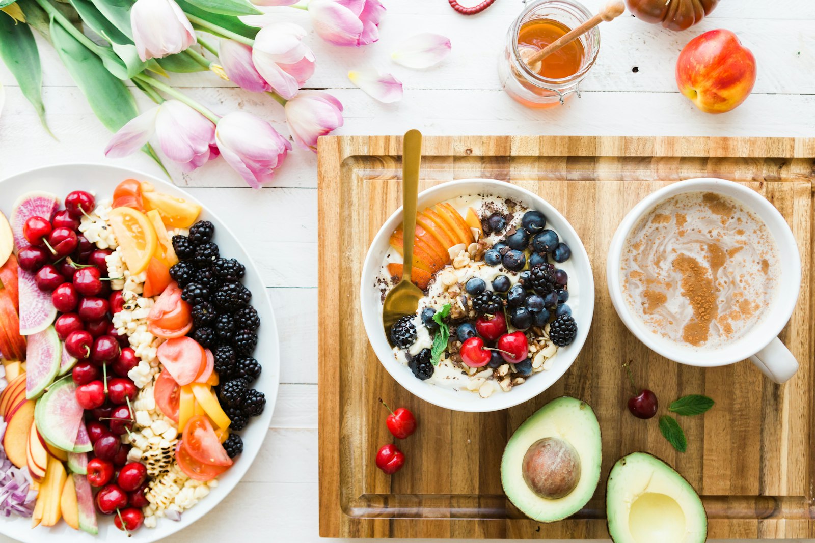 Joghurt mit Obst und eine Tasse Kaffee